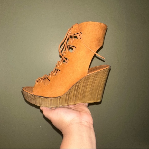 ***SOLD***Shoe Dazzle Platform Booties - Picture 12 of 16